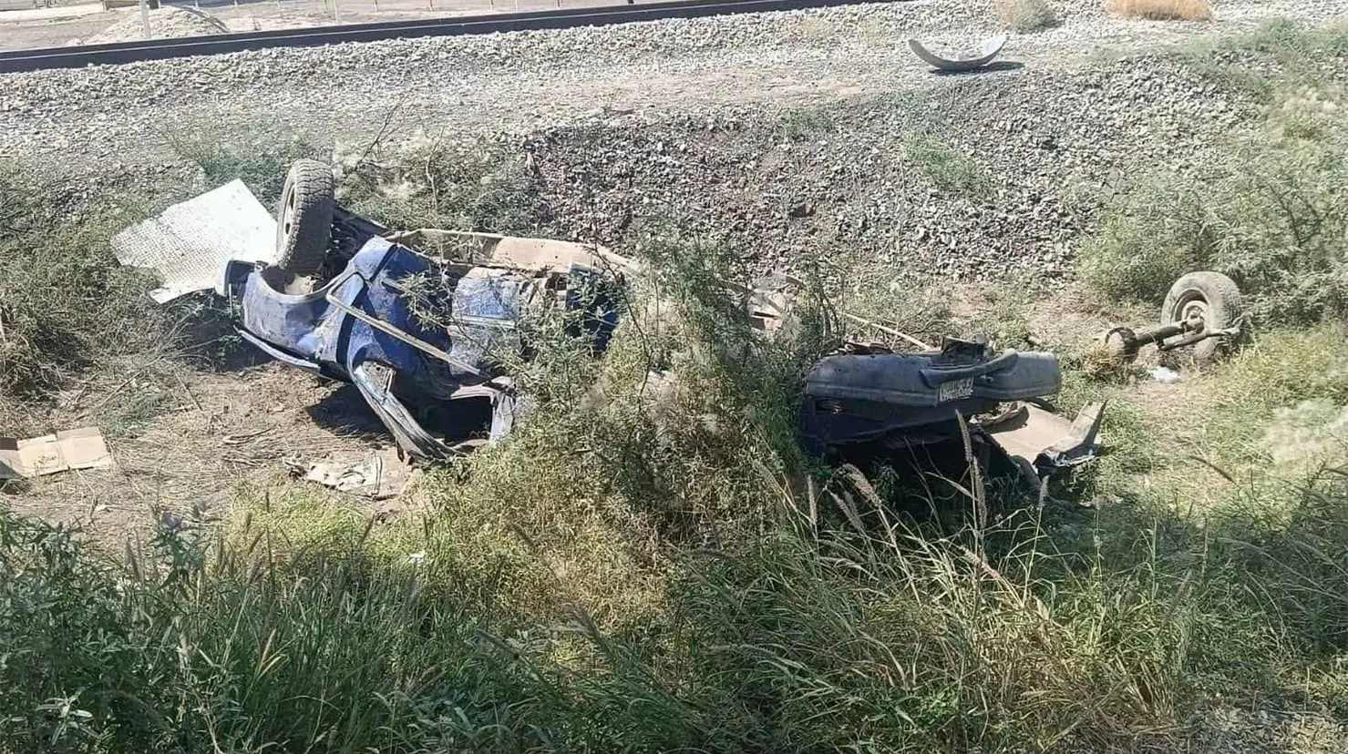 Three young people die after being struck by a train at a railway crossing in Durango.